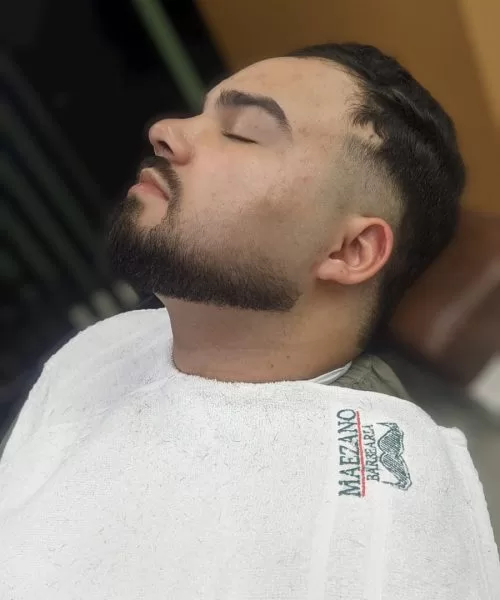 Cliente da Maezano com barba desenhada e contornos definidos.