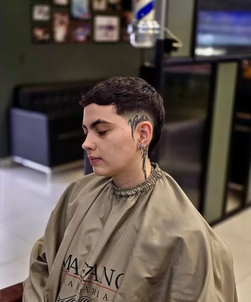 Cabelo curto com desenho na lateral, realizado na Maezano.
