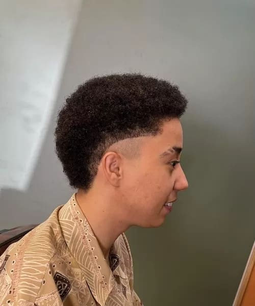 Corte com laterais curtas e volume no topo, realizado na Maezano.