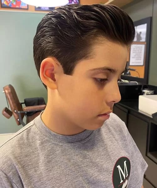 Corte infantil com topo penteado e laterais curtas, na Maezano.