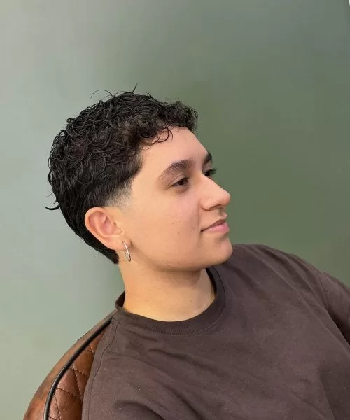 Corte com cachos no topo e laterais curtas, realizado na Maezano.