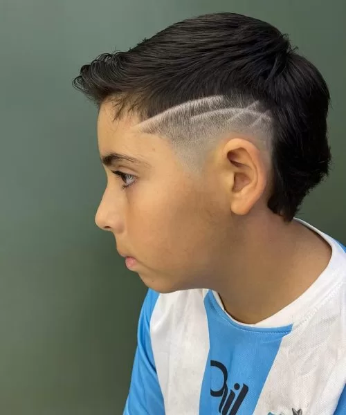 Corte infantil com um desenho na lateral e topo penteado, realizado na Maezano.